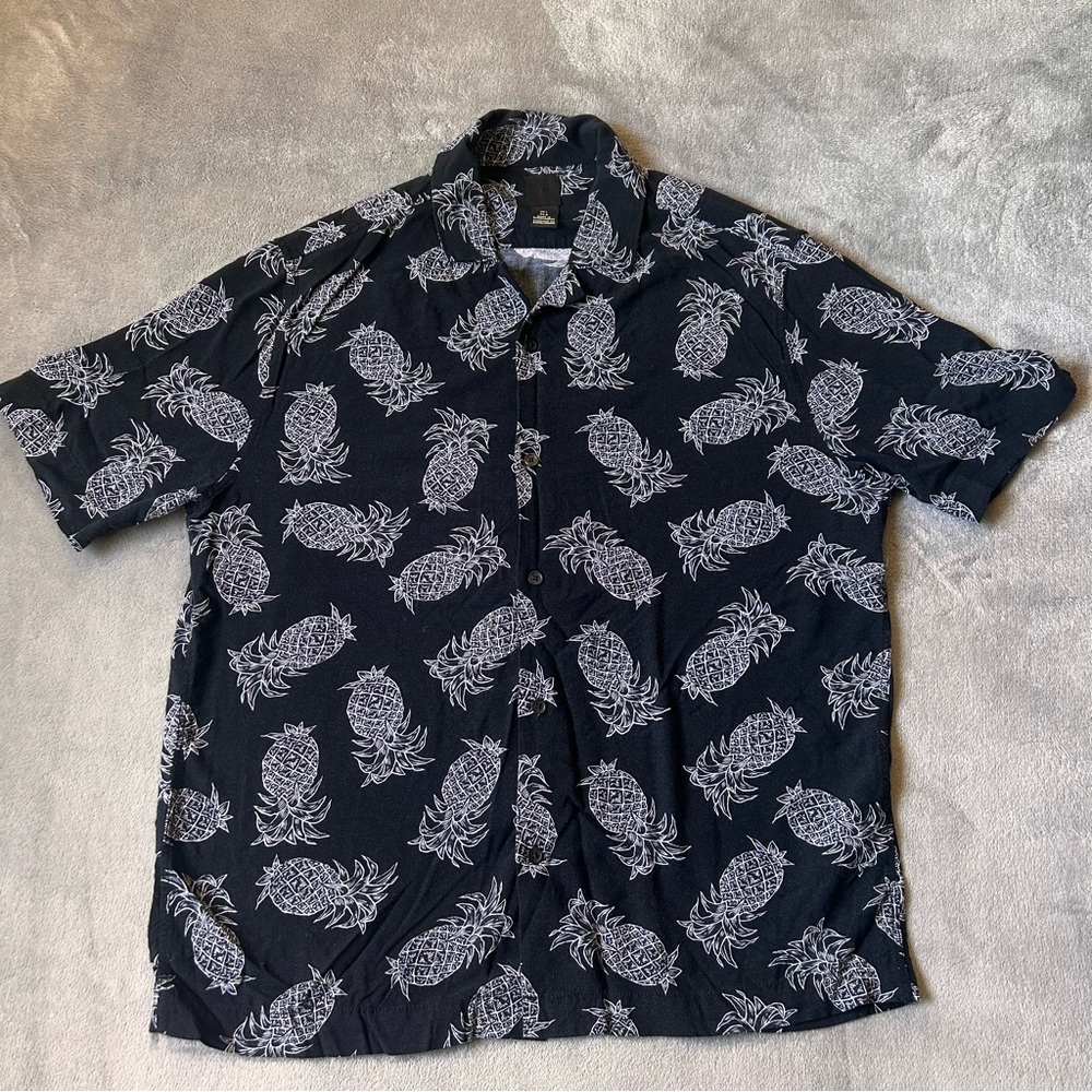 H&M Hawaiian Shirt Mens Large Black
Short Sleeve Viscose‎ Pineapples Button-Up